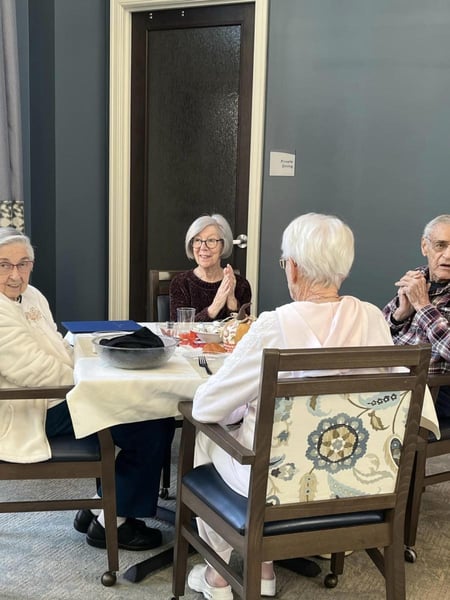 Heartis_Suwanee_Residents_eating_meal-1